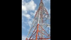 Четырехгранная решетчатая башня связи из уголков