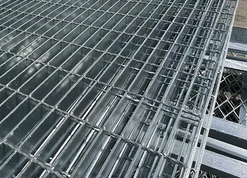 Платформа из стального решетчатого настила