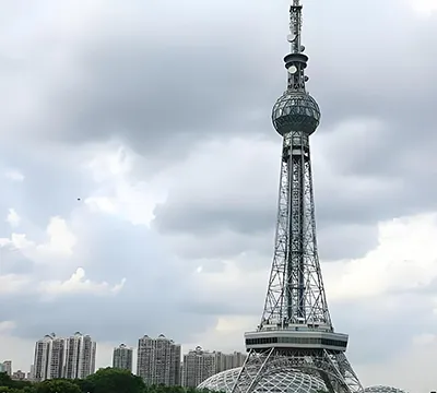 Телерадиовещательная башня в общественном парке